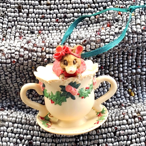 Hallmark Keepsake 2001 GRANDMOTHER Porcelain Teacup Mouse Ornament (C39) - Picture 1 of 15